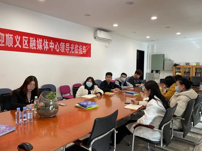 1679921264921996.jpg 支部党员同志认真学习.jpg