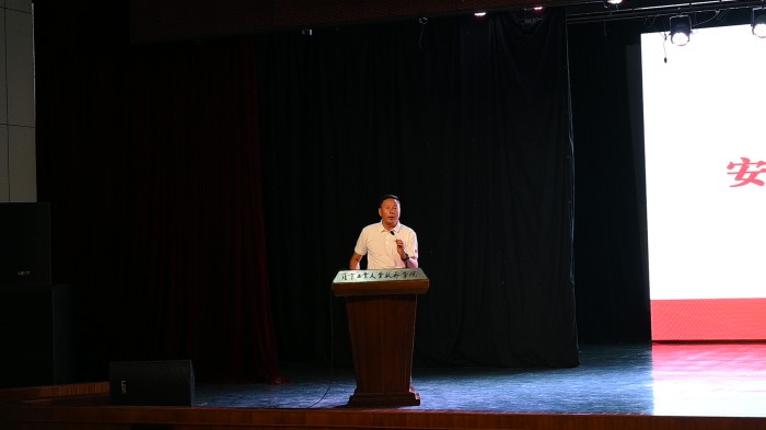 安检执行组组长彭宗保做工作总结.jpg