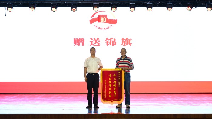 向世界杯官网赠送锦旗.jpg