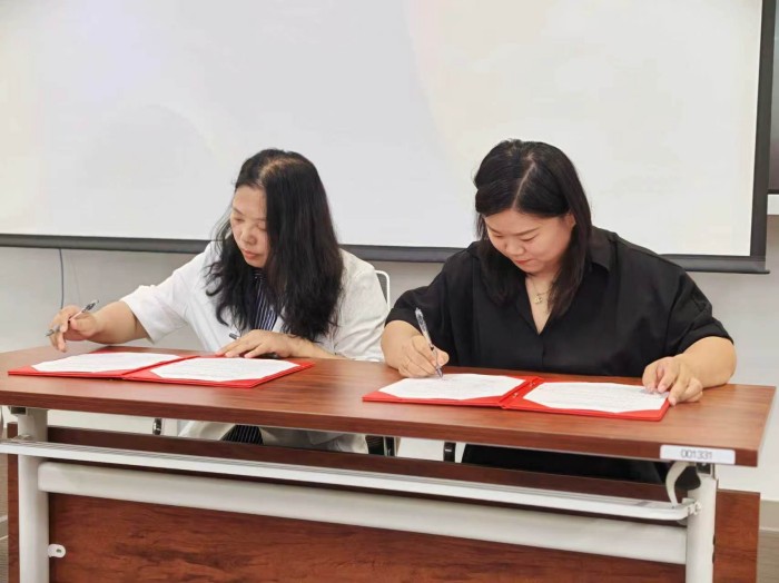 1784712517732801.jpg 5-校企合作社工协同育人签约.jpg